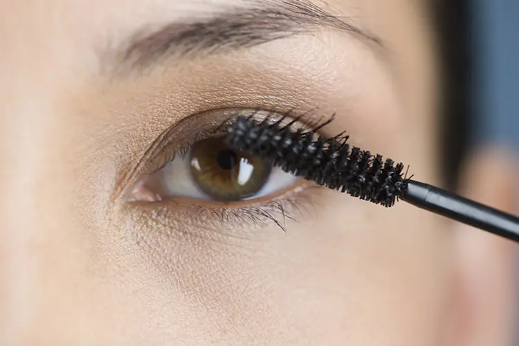 Close up eye lashes mascara application