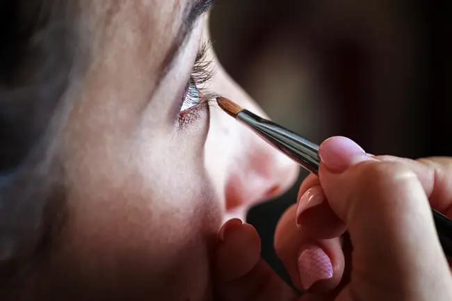 Testing eyeshadow pigmentation with a brush — how to tell good quality from bad