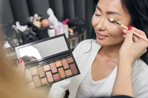 Luxury eyeshadow palette — pigmentation and blendability comparison